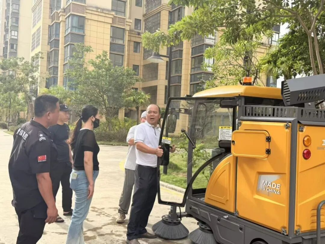 “新同事”来了！智能扫地车正式“入职”南新